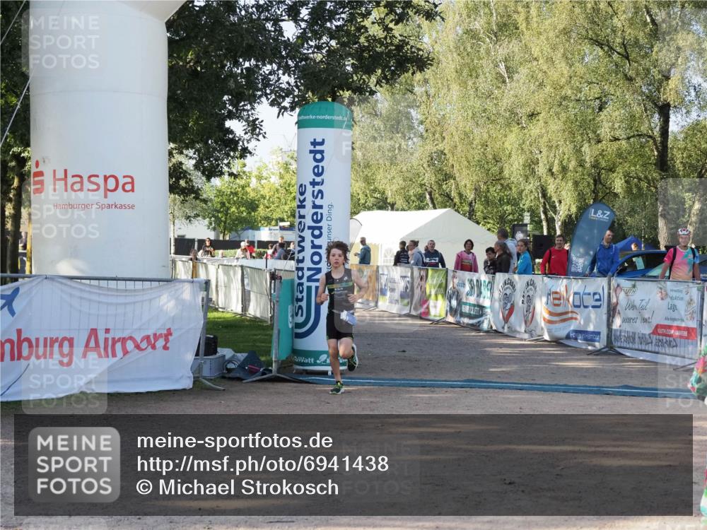 01.09.2024 - 17. Tribühne Triathlon Michael Strokosch http://msf.ph/oto/6941438 01.09.2024 09:14:06 Ziel 1 meine-sportfotos.de