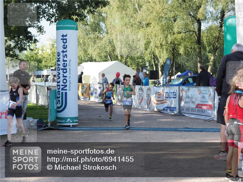 01.09.2024 - 17. Tribühne Triathlon Michael Strokosch http://msf.ph/oto/6941455 01.09.2024 09:14:16 Ziel 40, 43, 55 meine-sportfotos.de