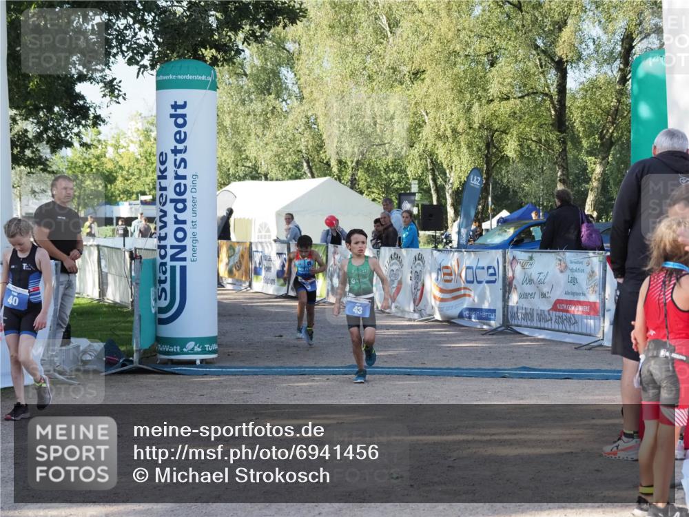 01.09.2024 - 17. Tribühne Triathlon Michael Strokosch http://msf.ph/oto/6941456 01.09.2024 09:14:16 Ziel 40, 43, 55 meine-sportfotos.de