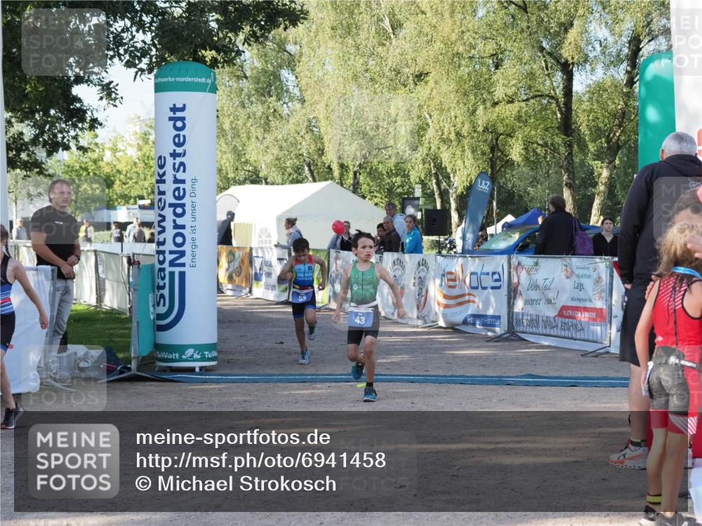 01.09.2024 - 17. Tribühne Triathlon Michael Strokosch http://msf.ph/oto/6941458 01.09.2024 09:14:16 Ziel 40, 43, 55 meine-sportfotos.de