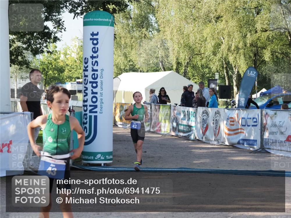 01.09.2024 - 17. Tribühne Triathlon Michael Strokosch http://msf.ph/oto/6941475 01.09.2024 09:14:24 Ziel 42 meine-sportfotos.de