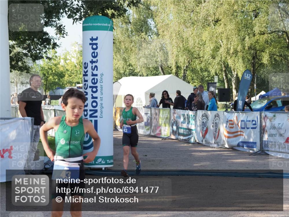 01.09.2024 - 17. Tribühne Triathlon Michael Strokosch http://msf.ph/oto/6941477 01.09.2024 09:14:25 Ziel 42 meine-sportfotos.de
