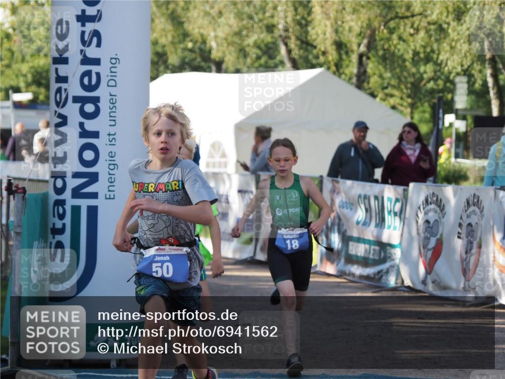 01.09.2024 - 17. Tribühne Triathlon Michael Strokosch http://msf.ph/oto/6941562 01.09.2024 09:15:44 Ziel 18, 32, 50 meine-sportfotos.de