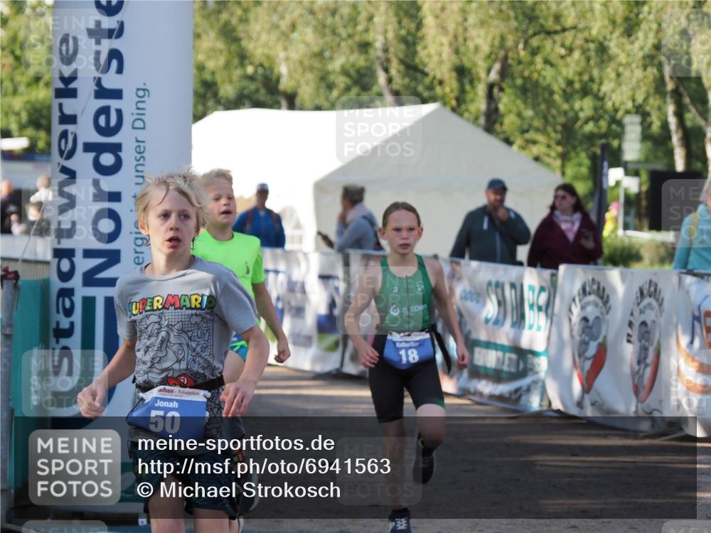 01.09.2024 - 17. Tribühne Triathlon Michael Strokosch http://msf.ph/oto/6941563 01.09.2024 09:15:44 Ziel 18, 32, 50 meine-sportfotos.de