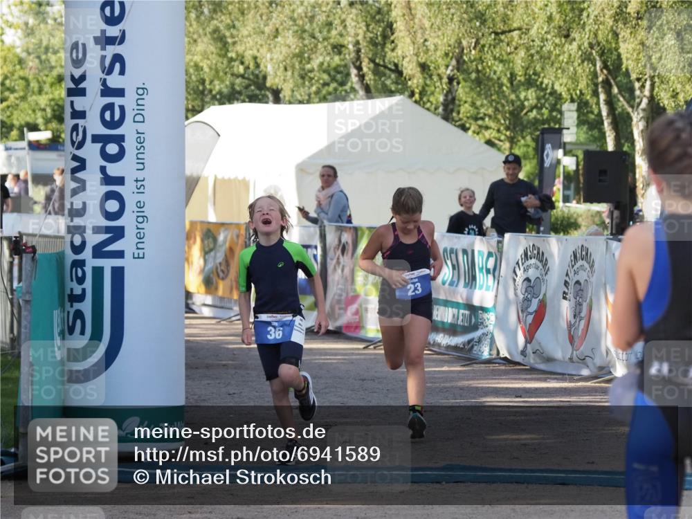 01.09.2024 - 17. Tribühne Triathlon Michael Strokosch http://msf.ph/oto/6941589 01.09.2024 09:15:56 Ziel 23, 36, 54 meine-sportfotos.de