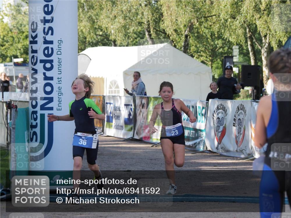 01.09.2024 - 17. Tribühne Triathlon Michael Strokosch http://msf.ph/oto/6941592 01.09.2024 09:15:56 Ziel 23, 36, 54 meine-sportfotos.de