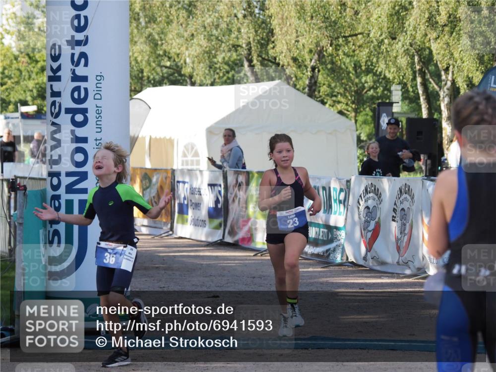 01.09.2024 - 17. Tribühne Triathlon Michael Strokosch http://msf.ph/oto/6941593 01.09.2024 09:15:56 Ziel 23, 36, 54 meine-sportfotos.de