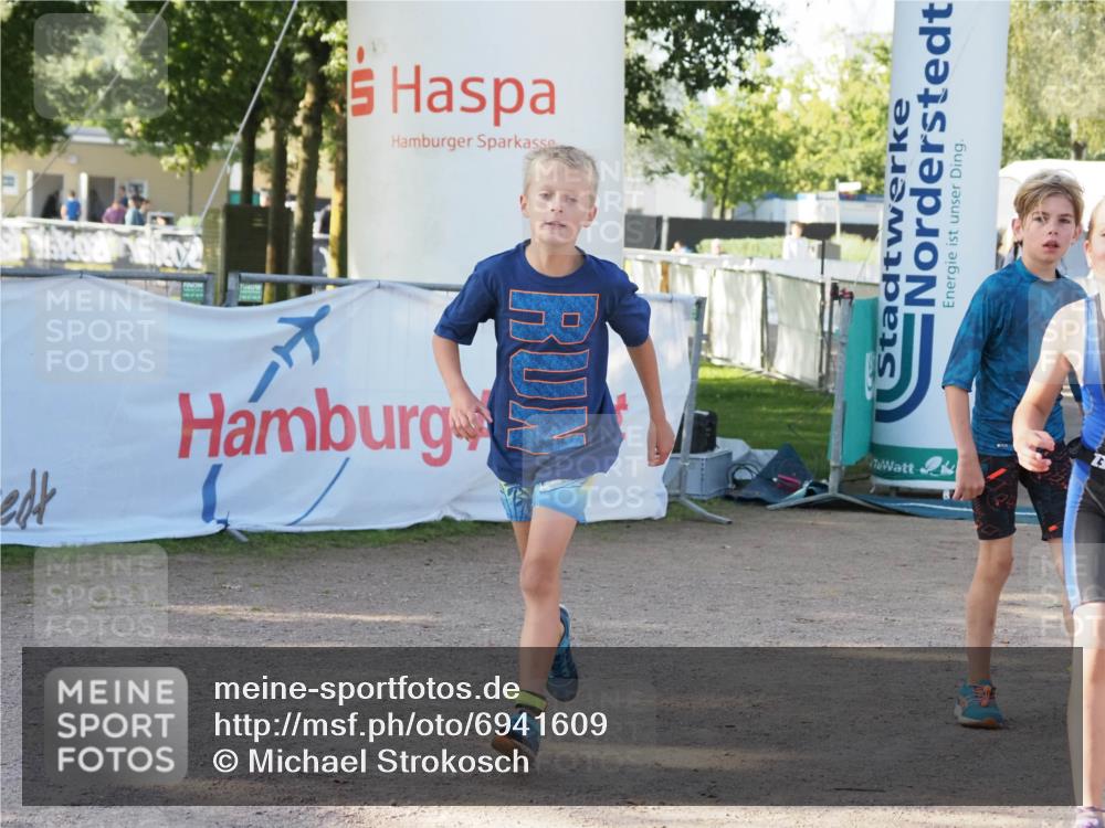 01.09.2024 - 17. Tribühne Triathlon Michael Strokosch http://msf.ph/oto/6941609 01.09.2024 09:16:10 Ziel 31 meine-sportfotos.de
