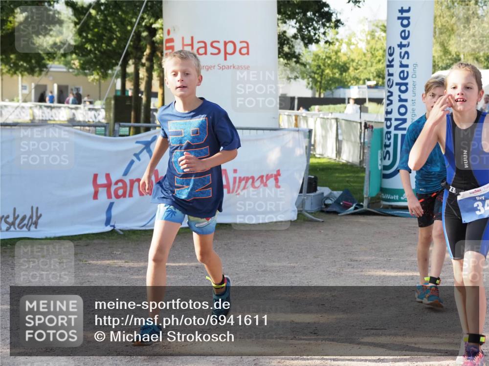 01.09.2024 - 17. Tribühne Triathlon Michael Strokosch http://msf.ph/oto/6941611 01.09.2024 09:16:11 Ziel 31 meine-sportfotos.de