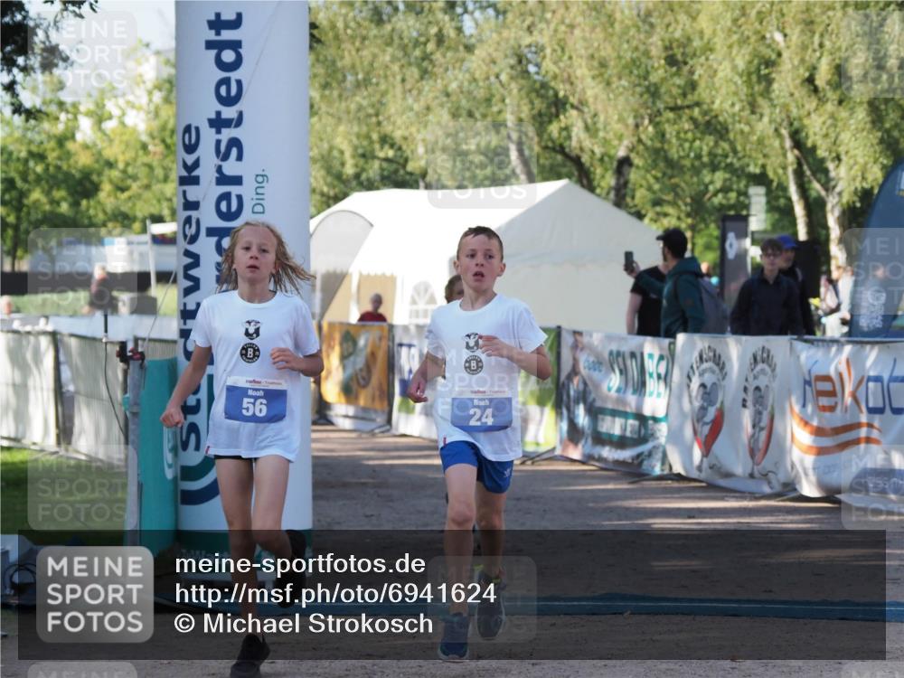 01.09.2024 - 17. Tribühne Triathlon Michael Strokosch http://msf.ph/oto/6941624 01.09.2024 09:16:32 Ziel 22, 24, 47, 56 meine-sportfotos.de