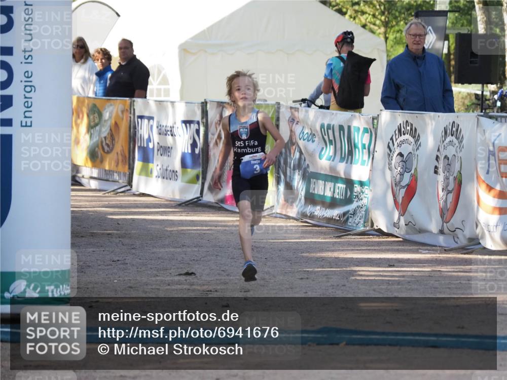 01.09.2024 - 17. Tribühne Triathlon Michael Strokosch http://msf.ph/oto/6941676 01.09.2024 09:17:32 Ziel 3 meine-sportfotos.de