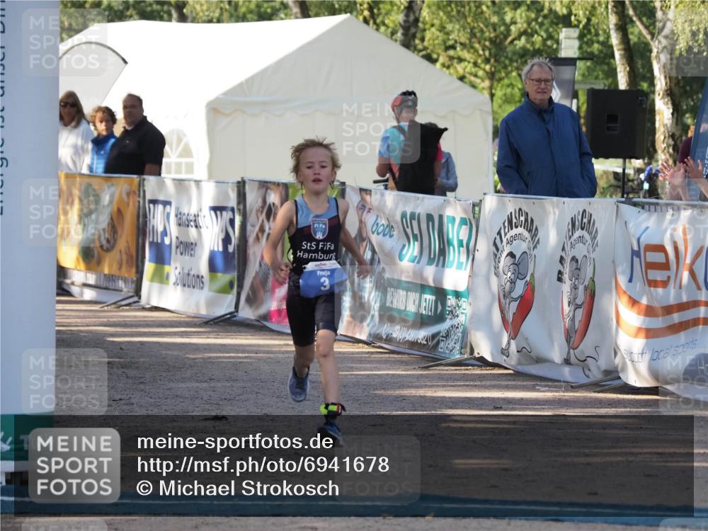 01.09.2024 - 17. Tribühne Triathlon Michael Strokosch http://msf.ph/oto/6941678 01.09.2024 09:17:32 Ziel 3 meine-sportfotos.de