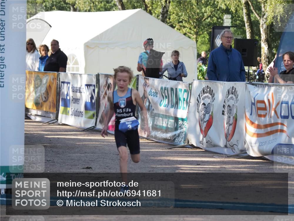 01.09.2024 - 17. Tribühne Triathlon Michael Strokosch http://msf.ph/oto/6941681 01.09.2024 09:17:33 Ziel 3 meine-sportfotos.de