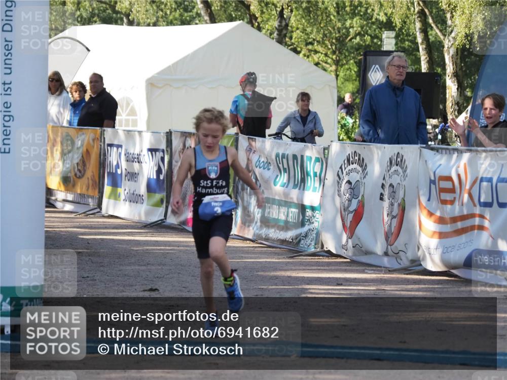 01.09.2024 - 17. Tribühne Triathlon Michael Strokosch http://msf.ph/oto/6941682 01.09.2024 09:17:33 Ziel 3 meine-sportfotos.de