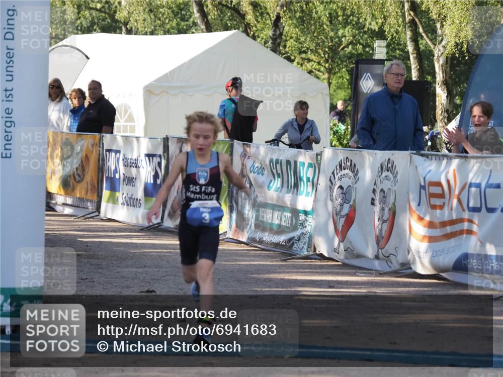 01.09.2024 - 17. Tribühne Triathlon Michael Strokosch http://msf.ph/oto/6941683 01.09.2024 09:17:33 Ziel 3 meine-sportfotos.de