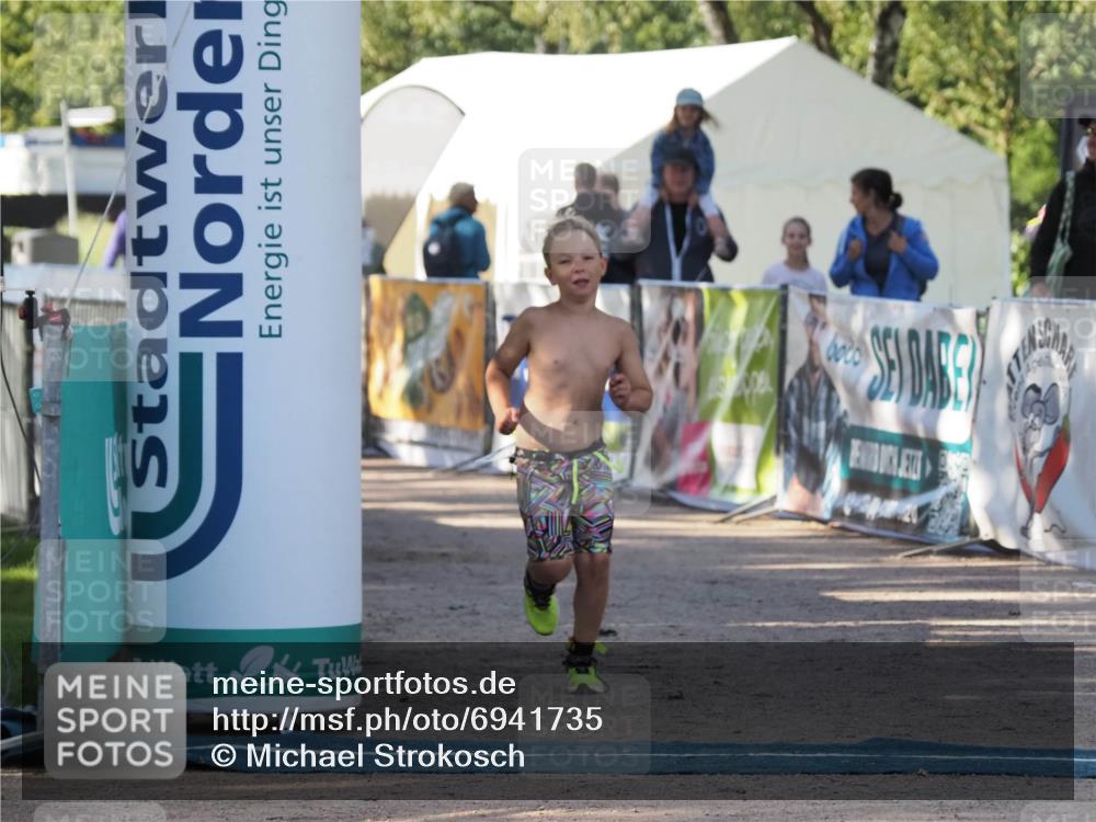 01.09.2024 - 17. Tribühne Triathlon Michael Strokosch http://msf.ph/oto/6941735 01.09.2024 09:19:47 Ziel 1487 meine-sportfotos.de