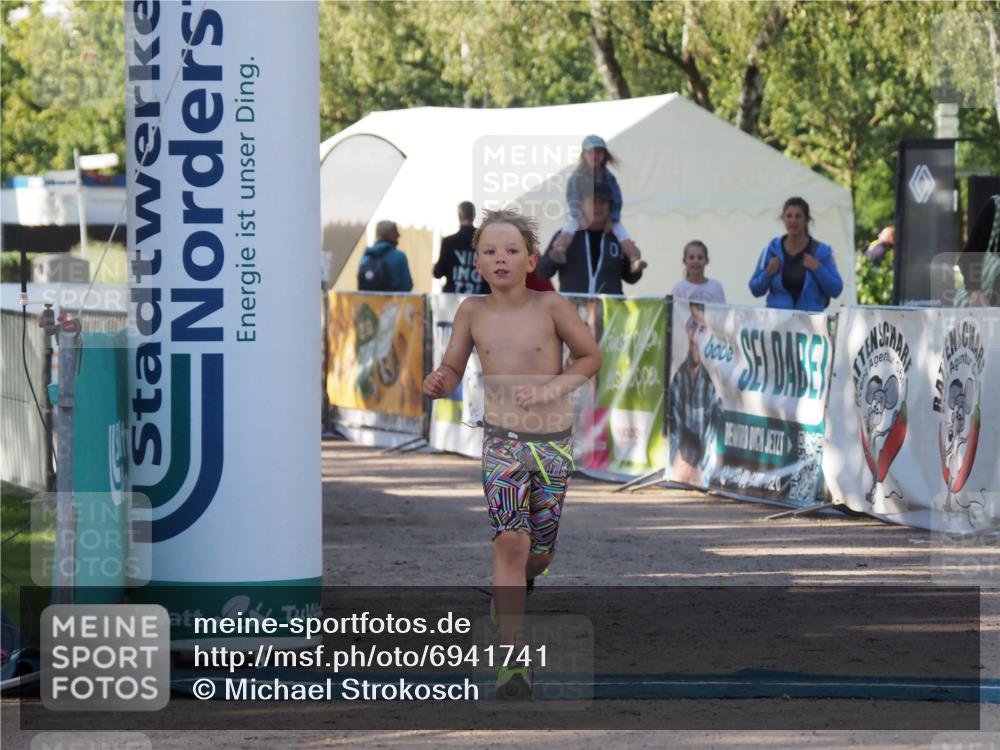 01.09.2024 - 17. Tribühne Triathlon Michael Strokosch http://msf.ph/oto/6941741 01.09.2024 09:19:48 Ziel 1487 meine-sportfotos.de