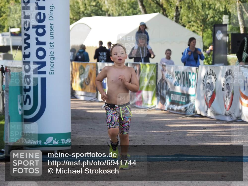 01.09.2024 - 17. Tribühne Triathlon Michael Strokosch http://msf.ph/oto/6941744 01.09.2024 09:19:49 Ziel 1487 meine-sportfotos.de