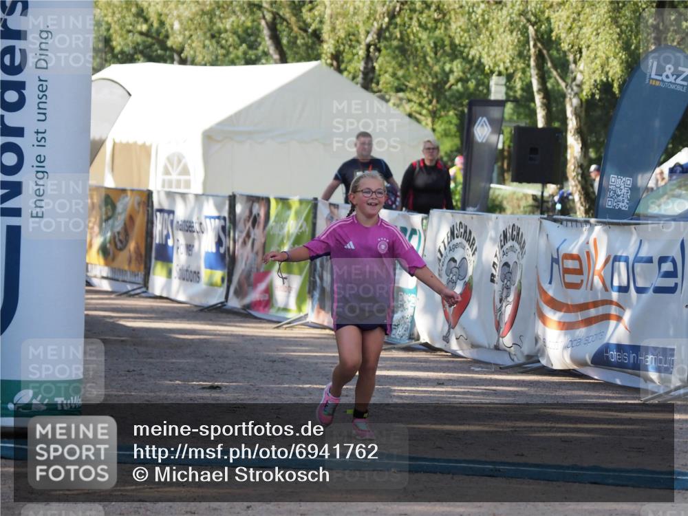 01.09.2024 - 17. Tribühne Triathlon Michael Strokosch http://msf.ph/oto/6941762 01.09.2024 09:21:08 Ziel 49 meine-sportfotos.de
