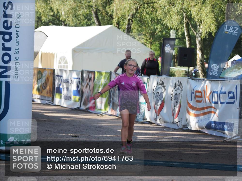 01.09.2024 - 17. Tribühne Triathlon Michael Strokosch http://msf.ph/oto/6941763 01.09.2024 09:21:08 Ziel 49 meine-sportfotos.de