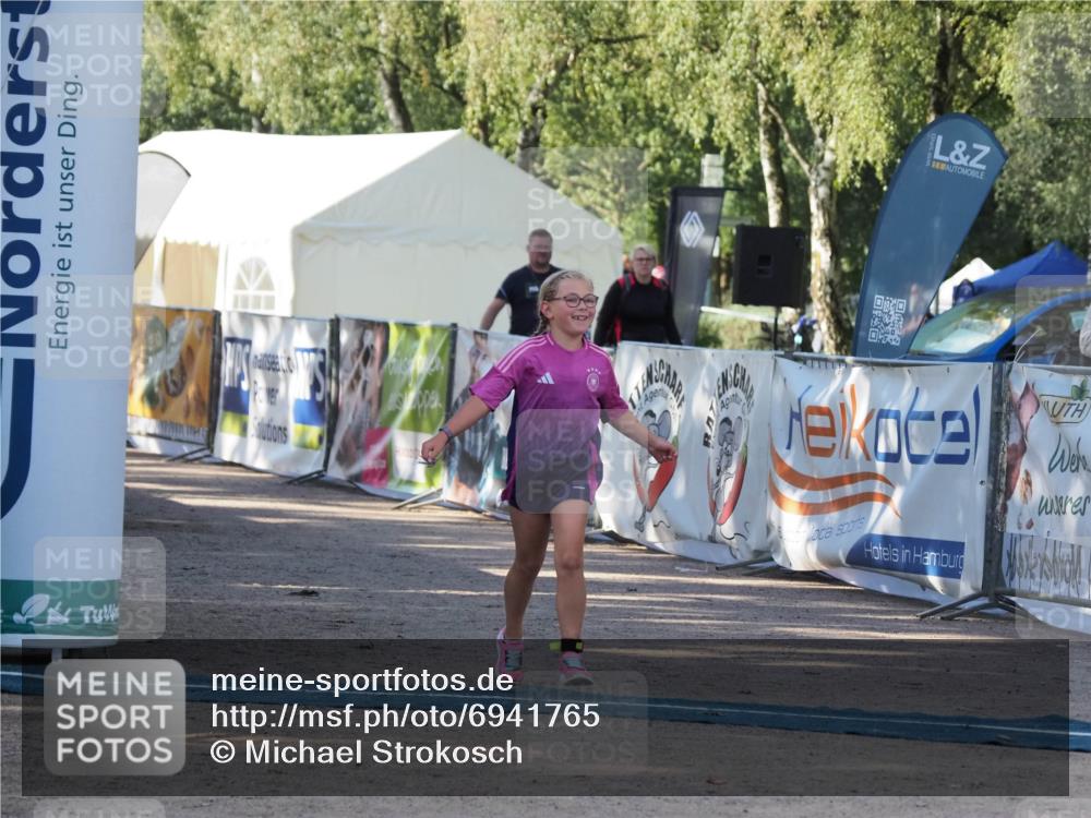 01.09.2024 - 17. Tribühne Triathlon Michael Strokosch http://msf.ph/oto/6941765 01.09.2024 09:21:08 Ziel 49 meine-sportfotos.de