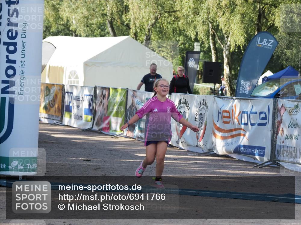 01.09.2024 - 17. Tribühne Triathlon Michael Strokosch http://msf.ph/oto/6941766 01.09.2024 09:21:08 Ziel 49 meine-sportfotos.de