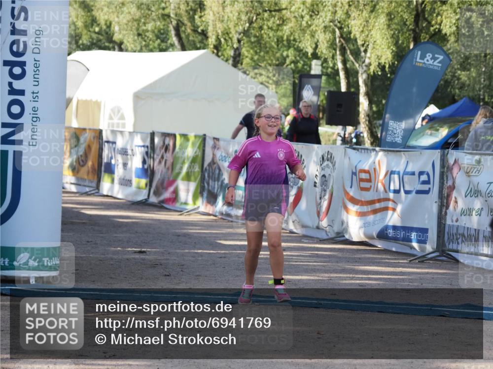 01.09.2024 - 17. Tribühne Triathlon Michael Strokosch http://msf.ph/oto/6941769 01.09.2024 09:21:09 Ziel 49 meine-sportfotos.de