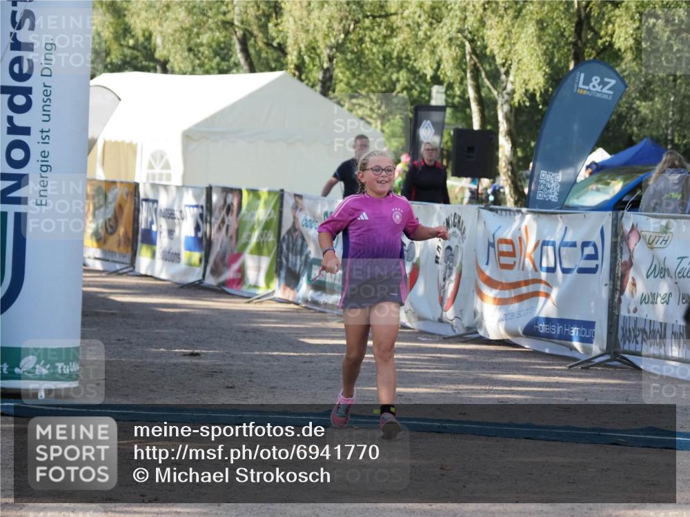01.09.2024 - 17. Tribühne Triathlon Michael Strokosch http://msf.ph/oto/6941770 01.09.2024 09:21:09 Ziel 49 meine-sportfotos.de
