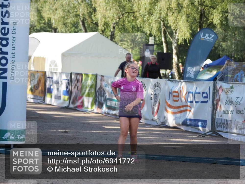 01.09.2024 - 17. Tribühne Triathlon Michael Strokosch http://msf.ph/oto/6941772 01.09.2024 09:21:09 Ziel 49 meine-sportfotos.de