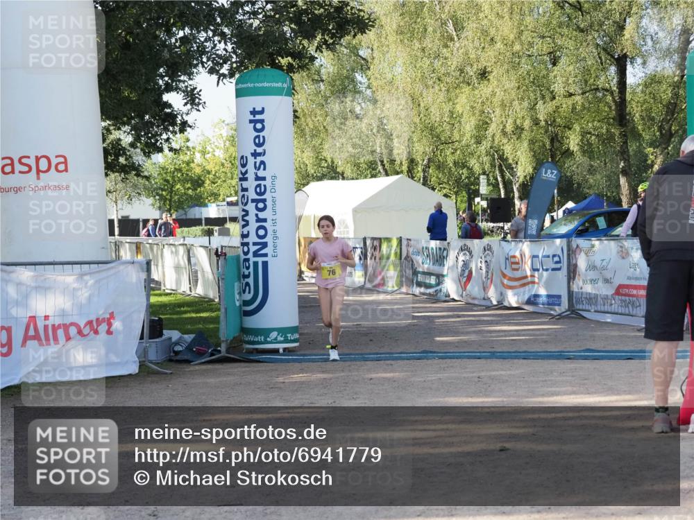01.09.2024 - 17. Tribühne Triathlon Michael Strokosch http://msf.ph/oto/6941779 01.09.2024 09:24:10 Ziel 76 meine-sportfotos.de