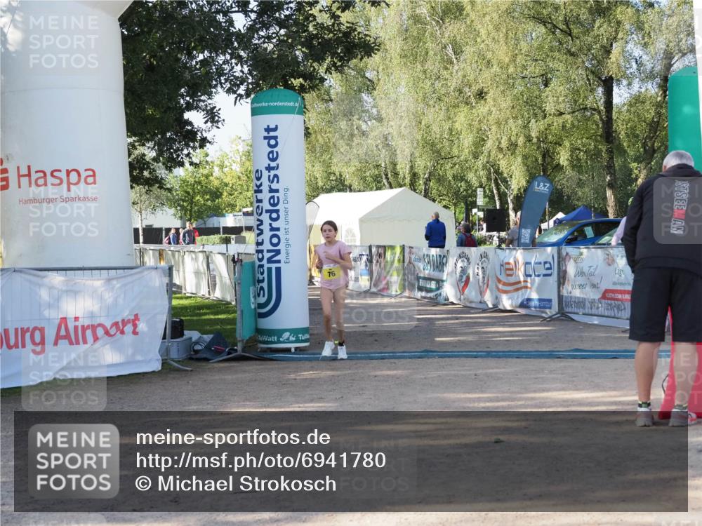 01.09.2024 - 17. Tribühne Triathlon Michael Strokosch http://msf.ph/oto/6941780 01.09.2024 09:24:10 Ziel 76 meine-sportfotos.de