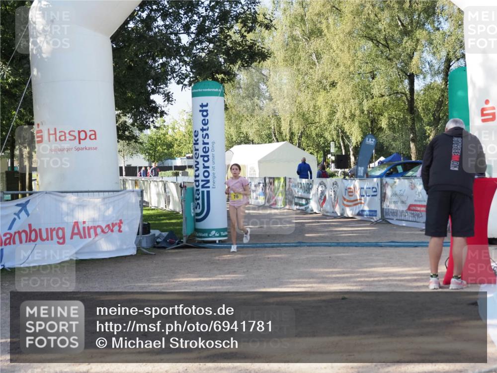 01.09.2024 - 17. Tribühne Triathlon Michael Strokosch http://msf.ph/oto/6941781 01.09.2024 09:24:10 Ziel 76 meine-sportfotos.de