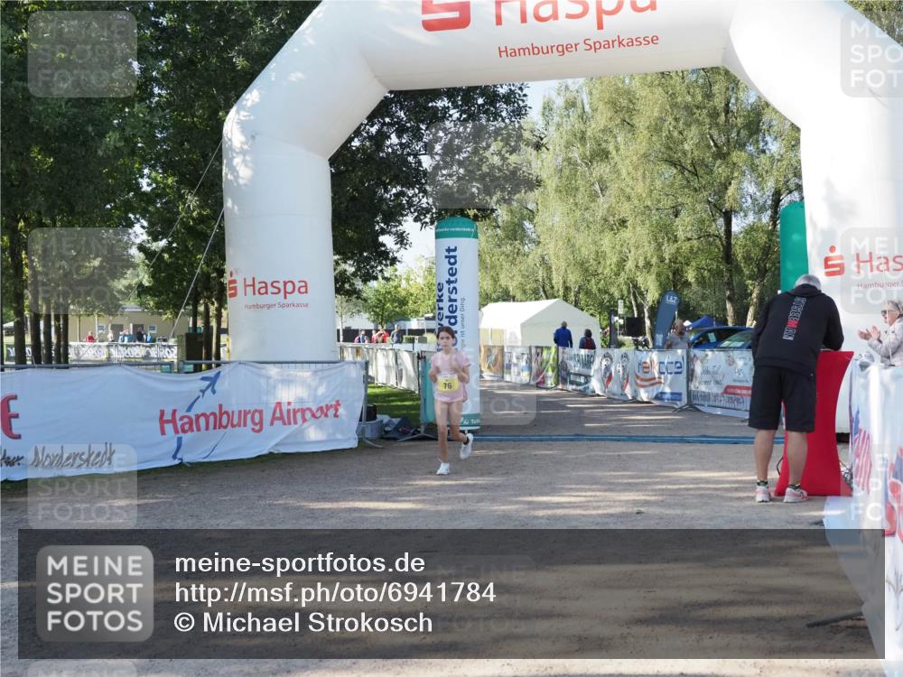 01.09.2024 - 17. Tribühne Triathlon Michael Strokosch http://msf.ph/oto/6941784 01.09.2024 09:24:11 Ziel 76 meine-sportfotos.de