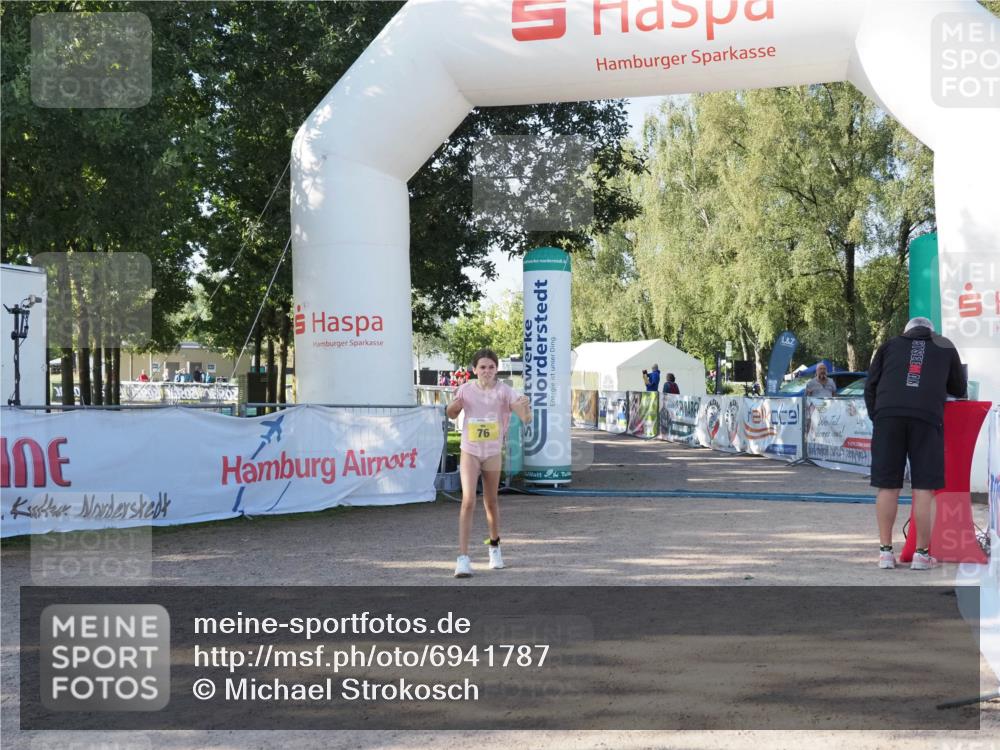 01.09.2024 - 17. Tribühne Triathlon Michael Strokosch http://msf.ph/oto/6941787 01.09.2024 09:24:13 Ziel 76 meine-sportfotos.de