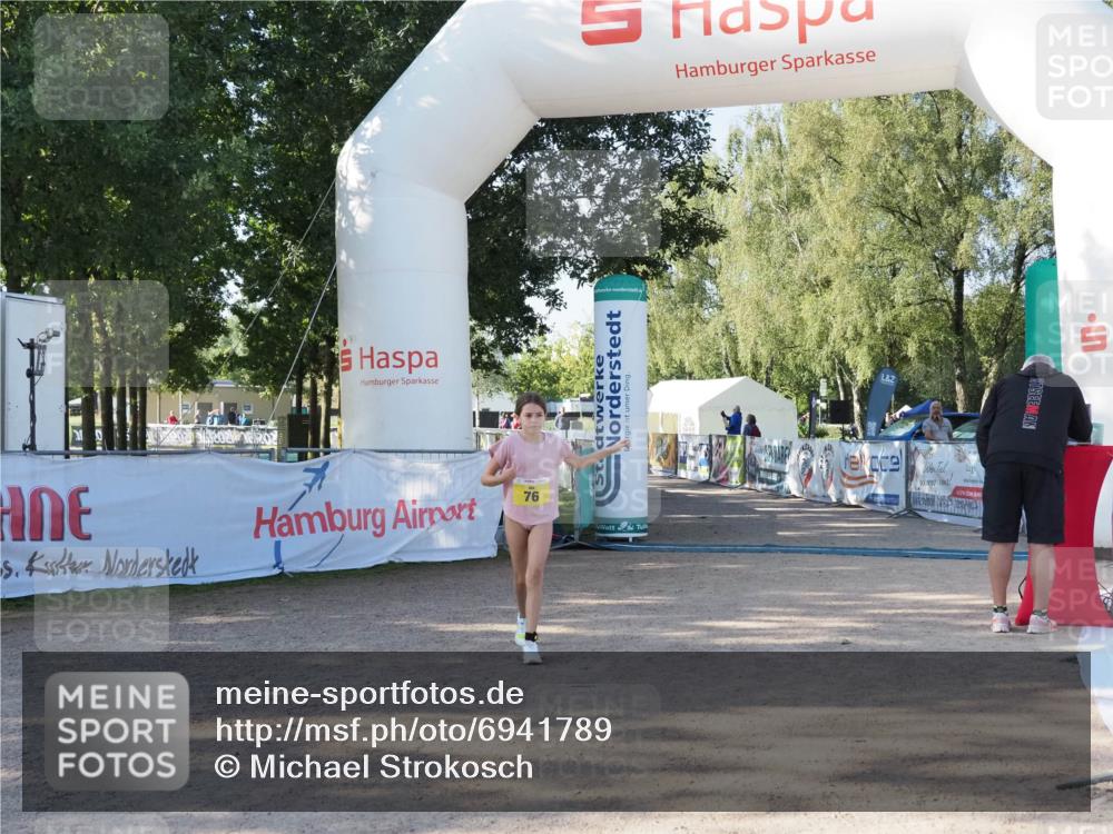 01.09.2024 - 17. Tribühne Triathlon Michael Strokosch http://msf.ph/oto/6941789 01.09.2024 09:24:13 Ziel 76 meine-sportfotos.de