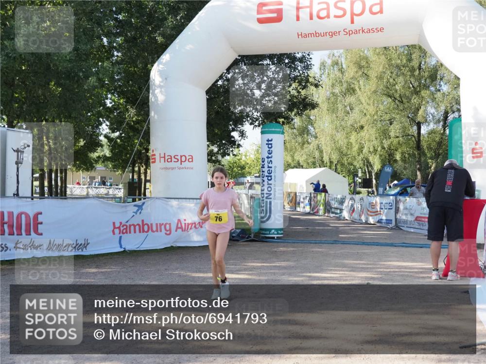 01.09.2024 - 17. Tribühne Triathlon Michael Strokosch http://msf.ph/oto/6941793 01.09.2024 09:24:14 Ziel 76 meine-sportfotos.de