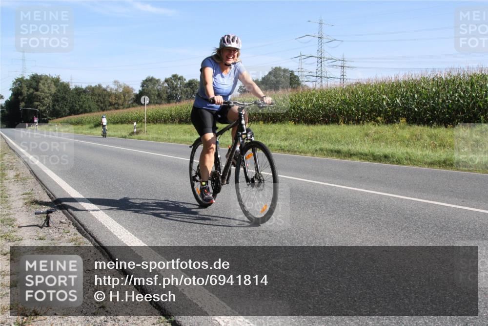 01.09.2024 - 17. Tribühne Triathlon H.Heesch http://msf.ph/oto/6941814 01.09.2024 10:40:52 Radfahren 138 meine-sportfotos.de