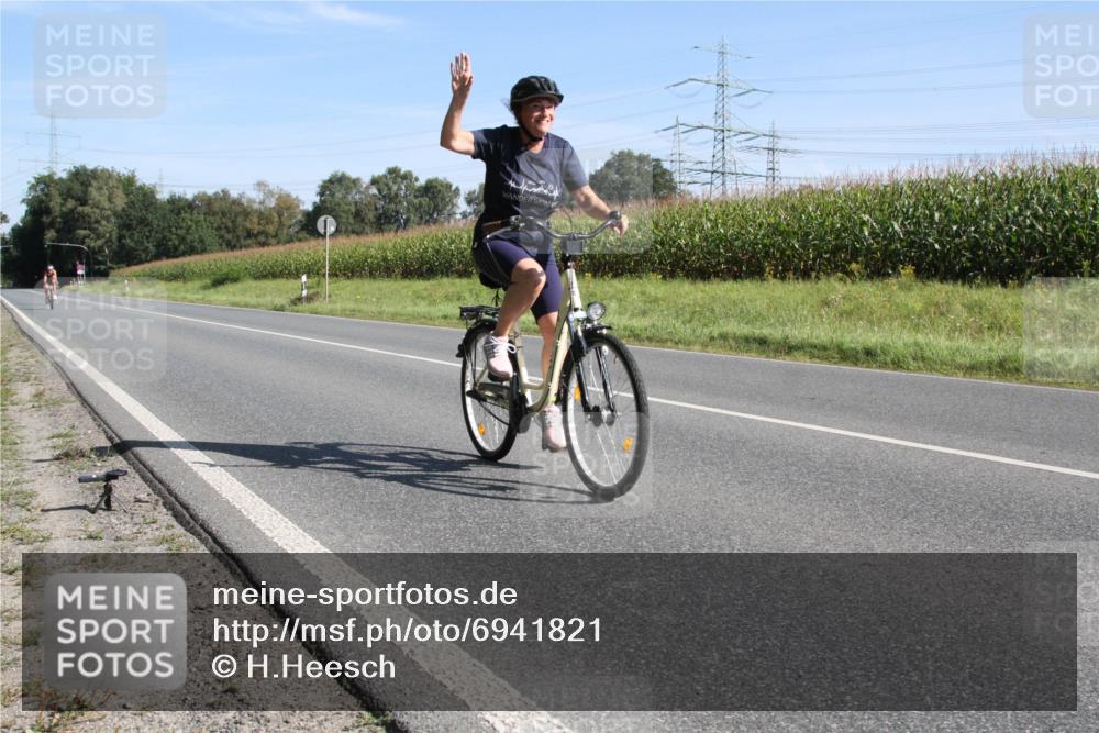 01.09.2024 - 17. Tribühne Triathlon H.Heesch http://msf.ph/oto/6941821 01.09.2024 10:42:10 Radfahren 217, 254, 266, 1067 meine-sportfotos.de