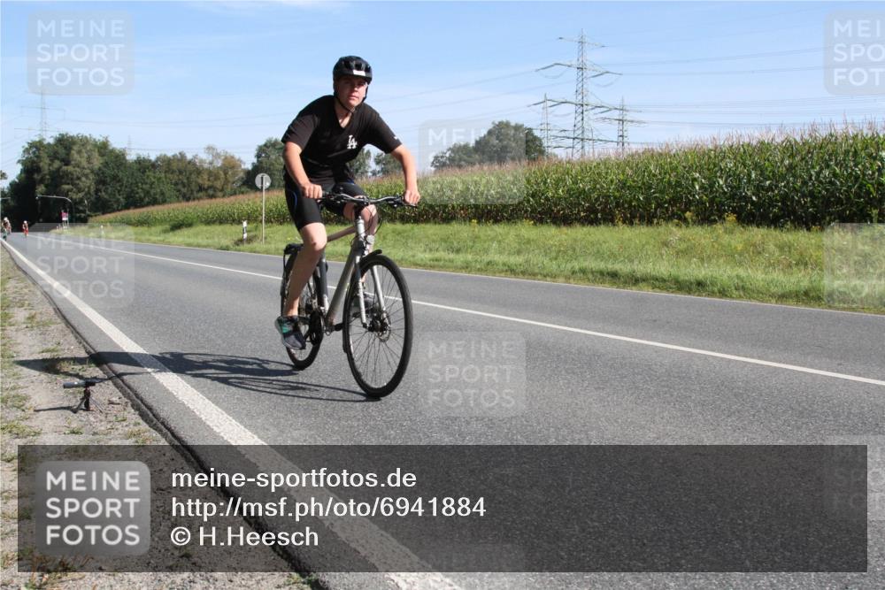01.09.2024 - 17. Tribühne Triathlon H.Heesch http://msf.ph/oto/6941884 01.09.2024 10:45:57 Radfahren 275, 288 meine-sportfotos.de