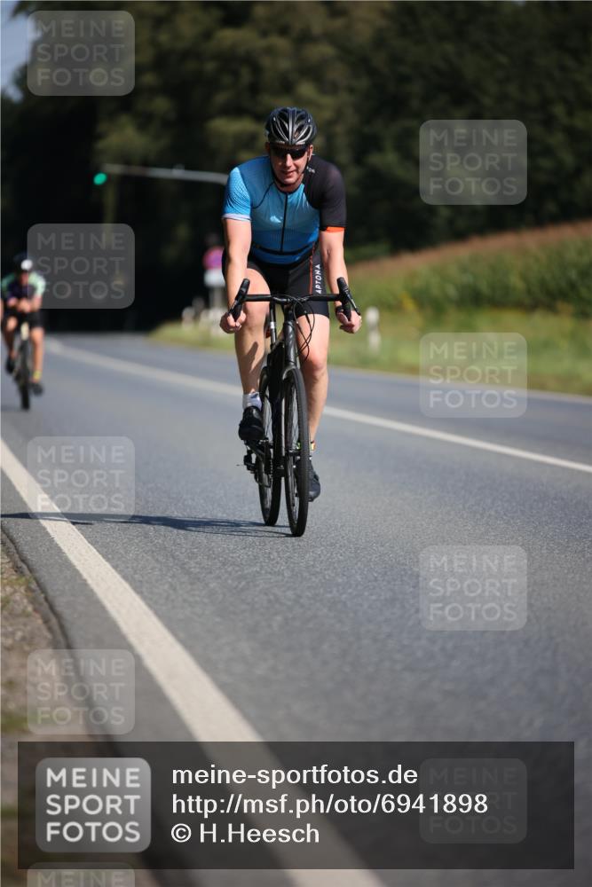 01.09.2024 - 17. Tribühne Triathlon H.Heesch http://msf.ph/oto/6941898 01.09.2024 11:16:52 Radfahren 308, 385, 394, 428 meine-sportfotos.de