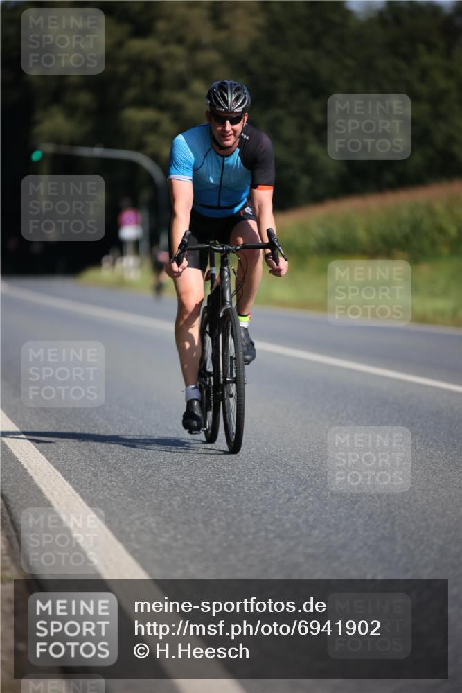 01.09.2024 - 17. Tribühne Triathlon H.Heesch http://msf.ph/oto/6941902 01.09.2024 11:16:52 Radfahren 308, 385, 394, 428 meine-sportfotos.de