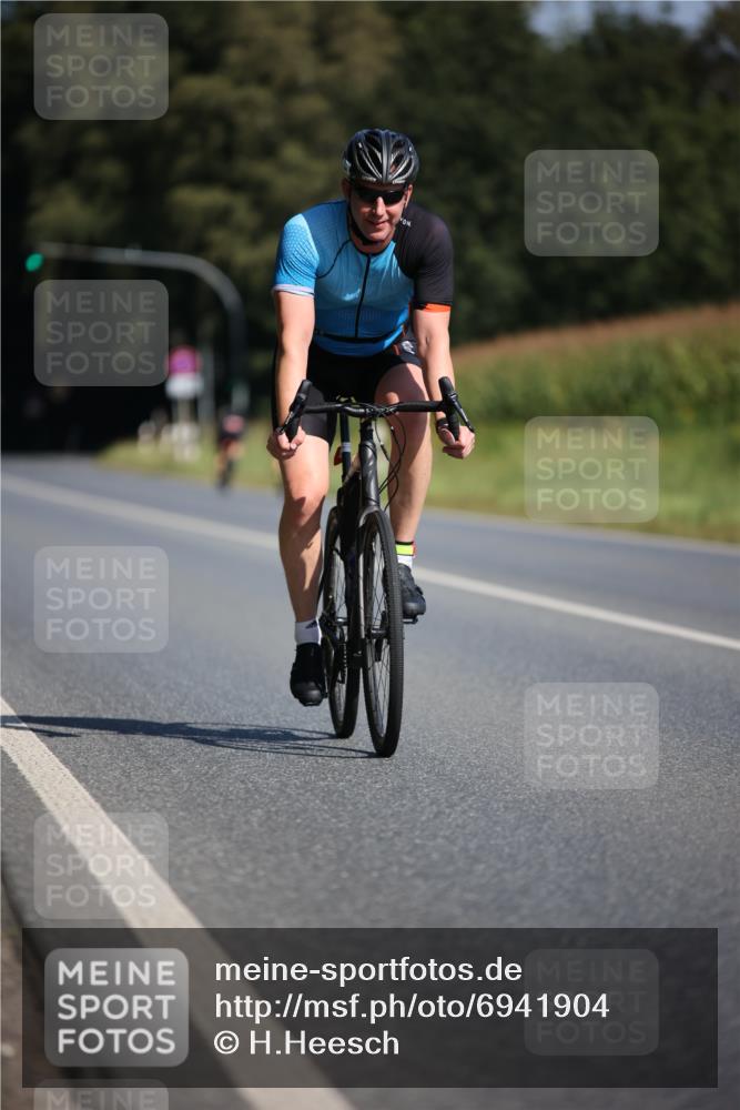 01.09.2024 - 17. Tribühne Triathlon H.Heesch http://msf.ph/oto/6941904 01.09.2024 11:16:52 Radfahren 308, 385, 394, 428 meine-sportfotos.de