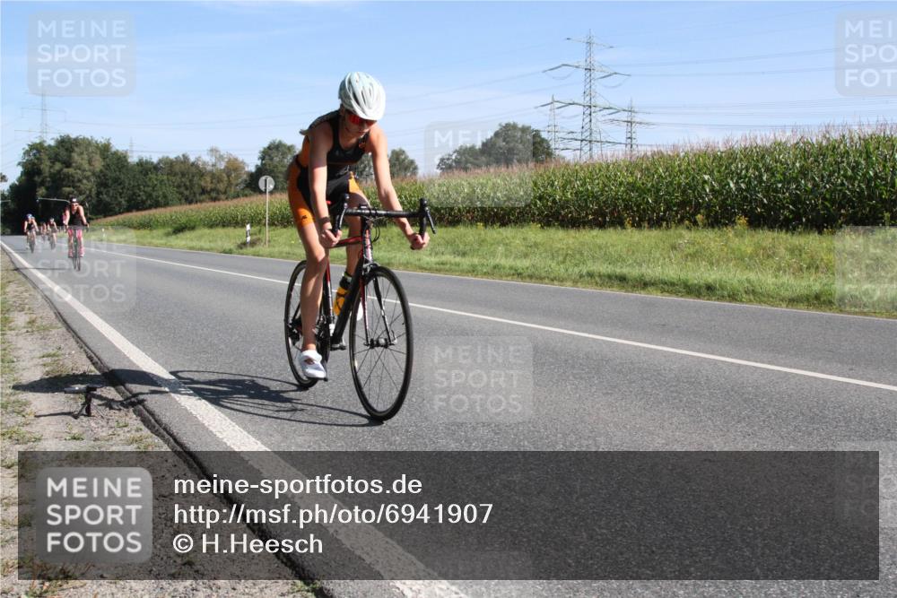 01.09.2024 - 17. Tribühne Triathlon H.Heesch http://msf.ph/oto/6941907 01.09.2024 10:46:50 Radfahren 211, 221, 229, 252, 263, 280 meine-sportfotos.de