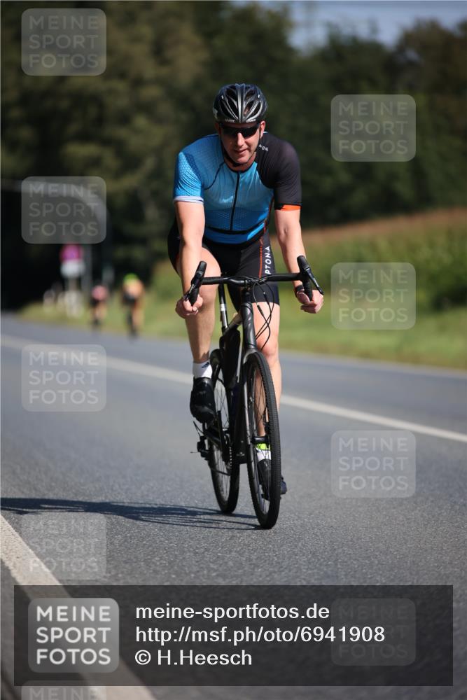 01.09.2024 - 17. Tribühne Triathlon H.Heesch http://msf.ph/oto/6941908 01.09.2024 11:16:52 Radfahren 308, 385, 394, 428 meine-sportfotos.de