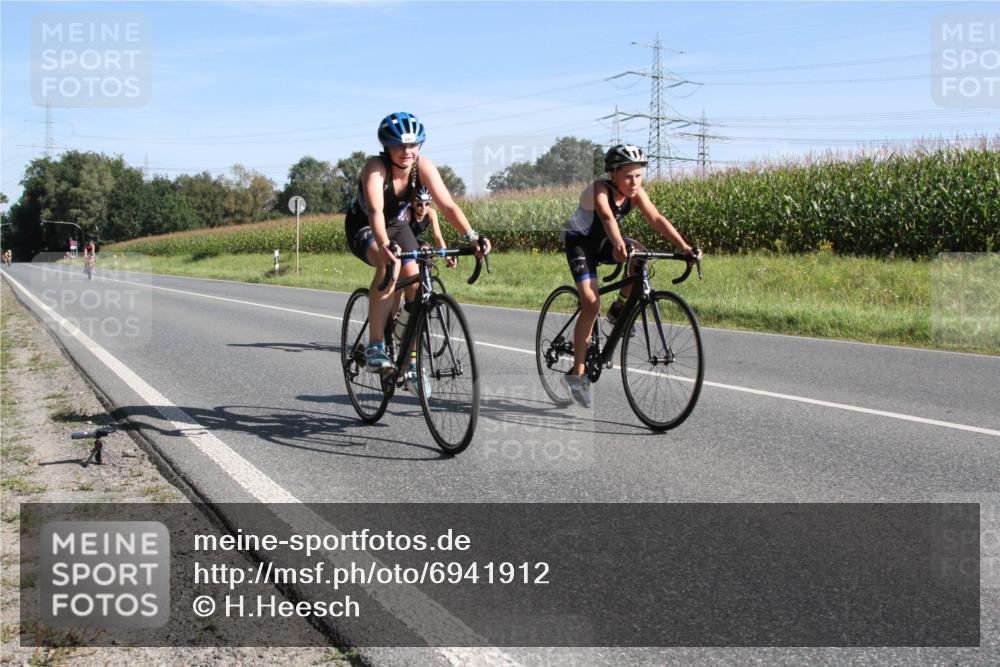 01.09.2024 - 17. Tribühne Triathlon H.Heesch http://msf.ph/oto/6941912 01.09.2024 10:46:54 Radfahren 211, 221, 229, 242, 252, 280 meine-sportfotos.de