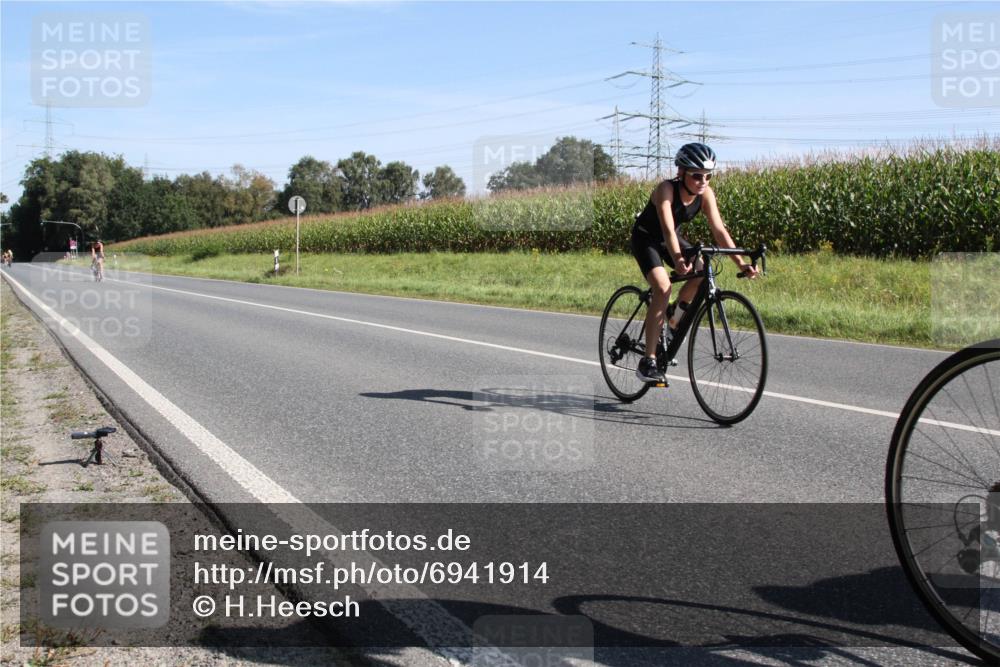01.09.2024 - 17. Tribühne Triathlon H.Heesch http://msf.ph/oto/6941914 01.09.2024 10:46:55 Radfahren 211, 221, 229, 242, 252, 280 meine-sportfotos.de