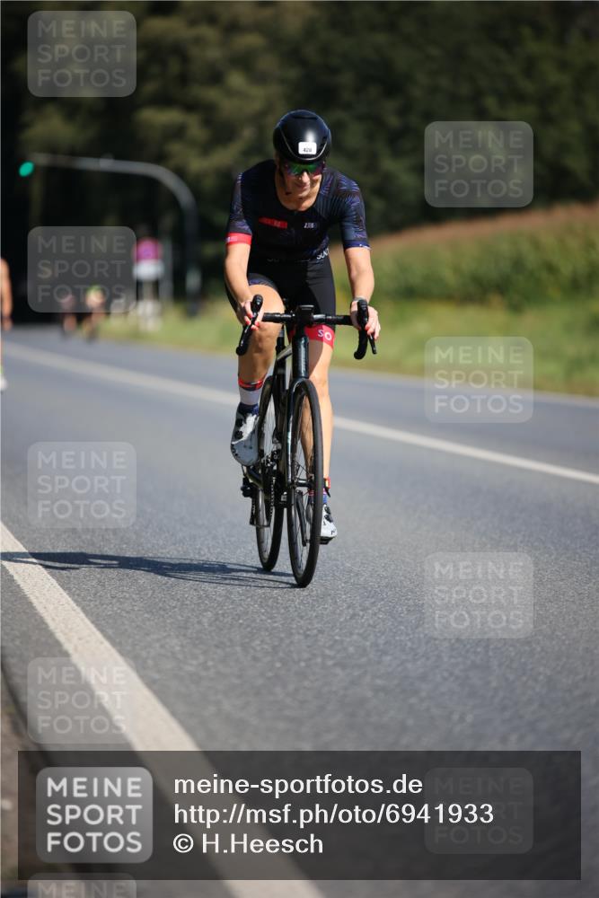 01.09.2024 - 17. Tribühne Triathlon H.Heesch http://msf.ph/oto/6941933 01.09.2024 11:16:58 Radfahren 308, 385, 428, 430, 446 meine-sportfotos.de