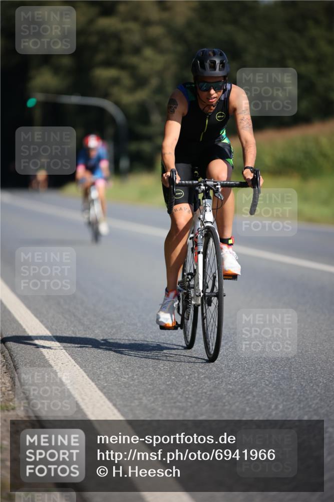 01.09.2024 - 17. Tribühne Triathlon H.Heesch http://msf.ph/oto/6941966 01.09.2024 11:17:02 Radfahren 319, 379, 385, 409, 426, 430, 446 meine-sportfotos.de
