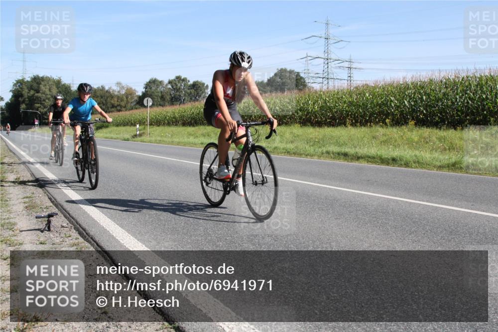 01.09.2024 - 17. Tribühne Triathlon H.Heesch http://msf.ph/oto/6941971 01.09.2024 10:49:36 Radfahren 175, 218, 224, 279 meine-sportfotos.de