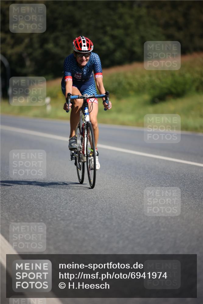 01.09.2024 - 17. Tribühne Triathlon H.Heesch http://msf.ph/oto/6941974 01.09.2024 11:17:04 Radfahren 319, 379, 409, 426, 430, 446 meine-sportfotos.de
